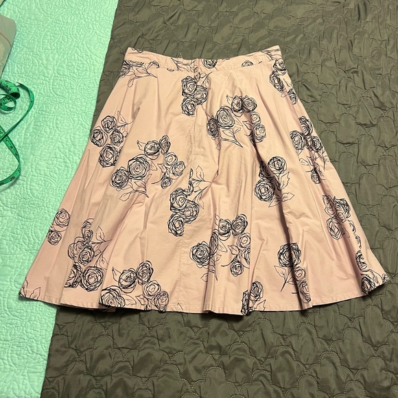 H&M midi flare skirt. Lavender with black floral design. Size 8 - Picture 2 of 6